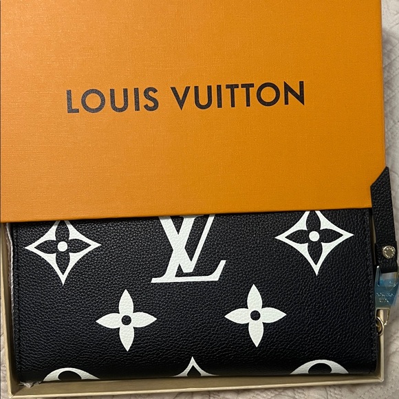 Louis Vuitton Handbags - NIB Louis Vuitton Zippy Black Wallet with White Monogram Accents